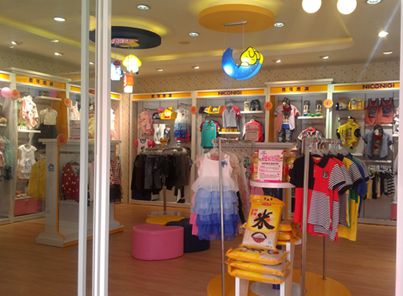 尼可尼淇童装 魔力形象店面