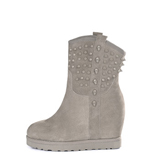 月芽儿真皮牛反绒铆钉坡高跟内增高短靴