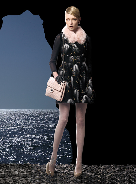 艺梦来时尚女装黑色毛领长款大衣新款上市