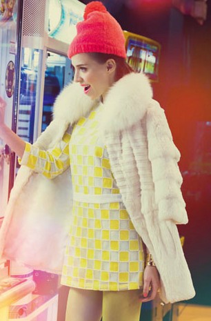 芙蓉天使白色毛绒毛领时尚女装新款上市