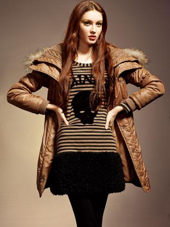 海嘉仕卡其色毛领长款羽绒服新款上市