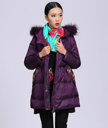 五色风马2013秋冬新款白鸭绒绣花A型中长款羽绒服
