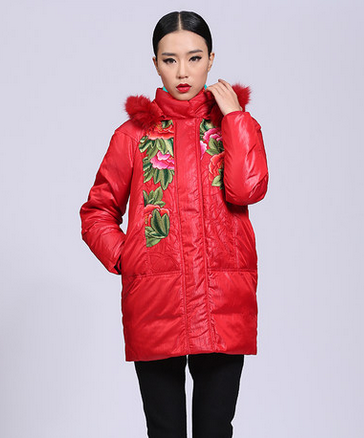 五色风马 民族风 胸前绣花带帽真毛时尚羽绒服