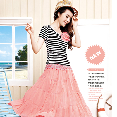 黑白条纹的小T桖搭配一条高雅粉色时尚长裙