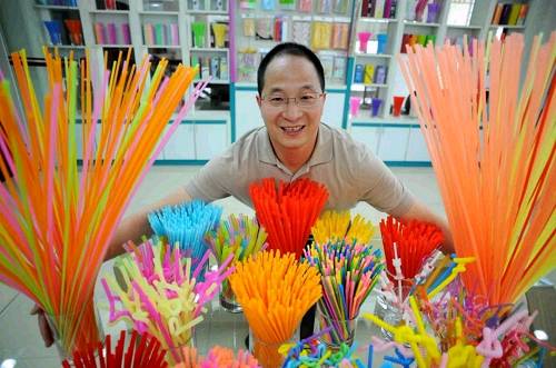 单论赚钱能力,在义乌小商品批发市场里就能挖出一堆年赚2亿元的公司来,但“大佬”的称呼,他当之无愧。