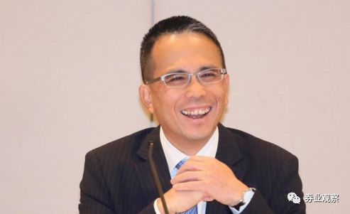 此前,有关媒体就预测到,李嘉诚计划在90岁大寿前退休。事实上,李泽钜早已全职照管他的企业,2015年初长和系宣布世纪重组,李嘉诚直言随时可以退休,当时他更明言:“假如现在退休,都可以做特别顾问或政策顾问”。