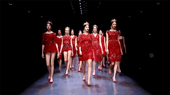 Diface丹菲诗女装：夏日穿红色才最凉快！