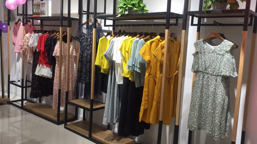 热烈祝贺甘肃武威UEM优衣美女装新店开业大吉！(图2)