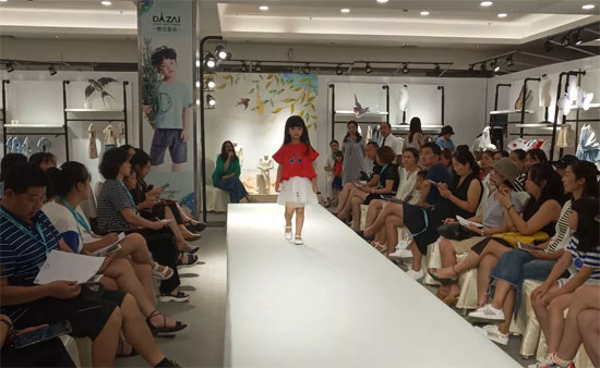 媒体争相报道2019春夏《素·色》新品发布会!
