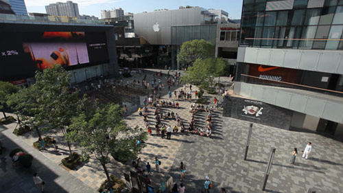 中国传统手工布鞋内联升街头玩“快闪” 老字号变潮牌