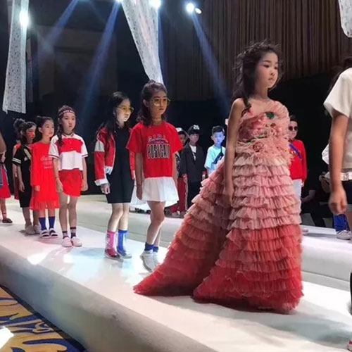 太震撼了！BBYY贝贝依依2019春夏新品发布会秀场重磅直击