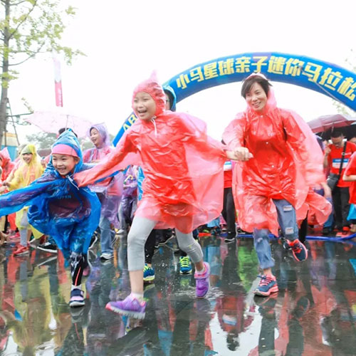 ABC KIDS小马星球亲子马拉松成都站，下雨也要跑得开心！