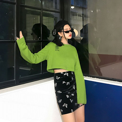 秋季卫衣选小一号，潮人都这样秀身材