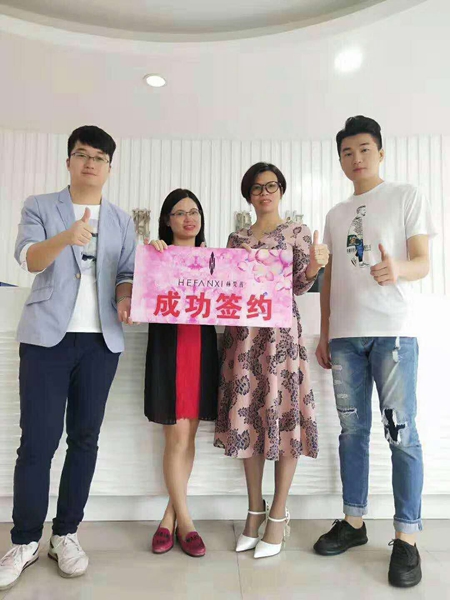 恭喜珠海斗门区冯女士、莫女士加入赫梵茜女装!