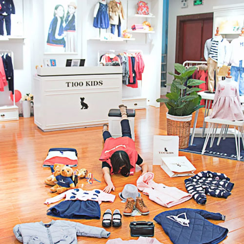 T100童装看似不经意的摔跤照火爆社交圈 T100童装看似不经意的摔跤照火爆社交圈