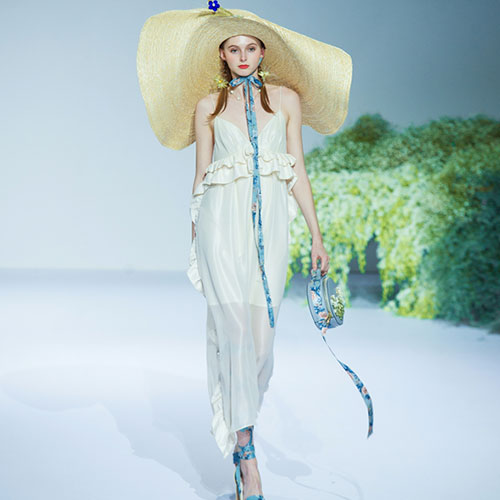 SOMSOM“繁夏”2019夏季新品发布秀,花繁叶茂中感知如画风景 SOMSOM“繁夏”2019夏季新品发布秀,花繁叶茂中感知如画风景