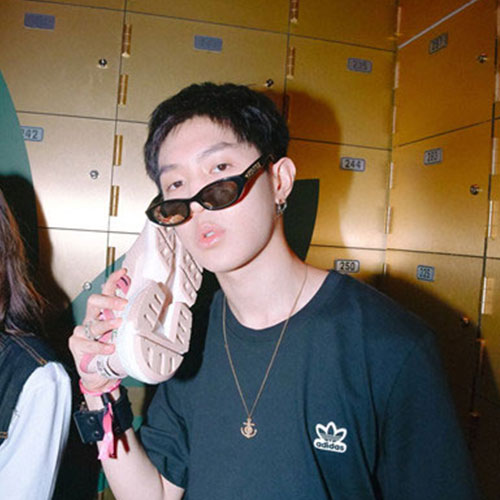 马伯骞出席世界级潮流盛会 设计鞋款局部曝光引瞩目