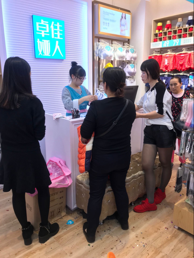 卓娅佳人