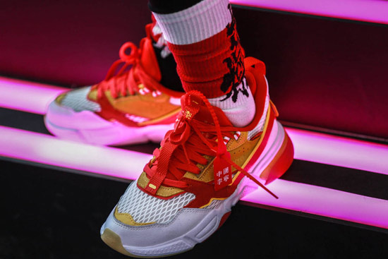 国内运动品牌：有人谈笑风生 也有人黯然退场