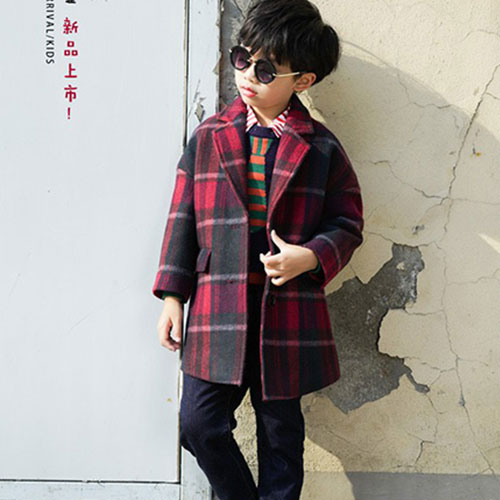 孩子穿着西萌叮童装像春天的花朵，在萌发，在成长