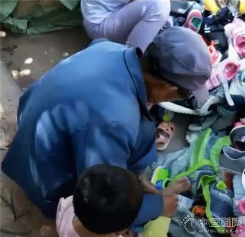 农村爷爷给孙女试鞋 一个行为让万千人泪目 教养和金钱无关 农村爷爷给孙女试鞋 一个行为让万千人泪目 教养和金钱无关