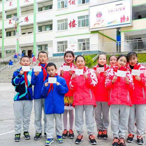 安踏公益长征行走进四川泸定 激励山区孩子乐动起来 安踏公益长征行走进四川泸定 激励山区孩子乐动起来