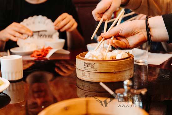 Dolce&Gabbana!送你份筷子使用指南 不谢!