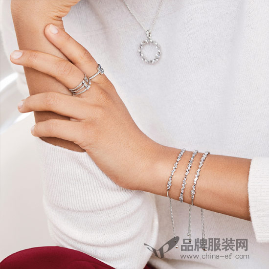PANDORA 把闪烁的繁星 “摘”下一颗放在腕间