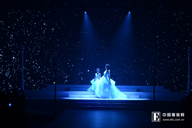 　　2018年11月23日，莫兰迪变奏曲——2019虎门富民流行趋势在时装表演厅发布，设计师带来新一季全新力作。多年来，虎门富民坚持将具有代表意义得中国风和本土文化为创作本源，以时尚产品为基础，致力于通过系列时装创意作品展现当代中国时尚生态新貌。