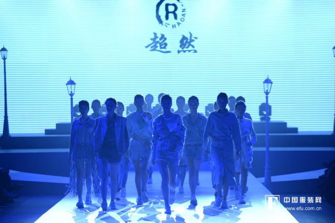 　　2018年11月23日，莫兰迪变奏曲——2019虎门富民流行趋势在时装表演厅发布，设计师带来新一季全新力作。多年来，虎门富民坚持将具有代表意义得中国风和本土文化为创作本源，以时尚产品为基础，致力于通过系列时装创意作品展现当代中国时尚生态新貌。