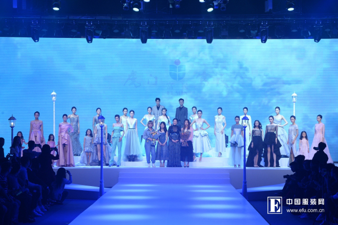 　　2018年11月23日，莫兰迪变奏曲——2019虎门富民流行趋势在时装表演厅发布，设计师带来新一季全新力作。多年来，虎门富民坚持将具有代表意义得中国风和本土文化为创作本源，以时尚产品为基础，致力于通过系列时装创意作品展现当代中国时尚生态新貌。