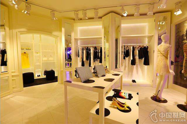 意大利奢侈品牌Valentino在天猫开设旗舰店