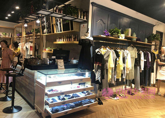 现在开服装店怎么样 女装加盟创业前景(图1) 现在开服装店怎么样 女装加盟创业前景(图1)