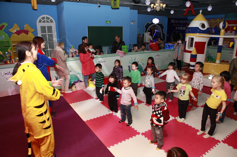 爱儿乐儿童乐园加盟店中小朋友们跟随老师学习舞蹈游戏