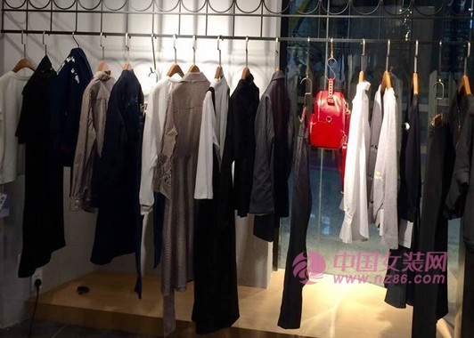 女装散货店老板如何找到合适的进货方法?(图1) 女装散货店老板如何找到合适的进货方法?(图1)