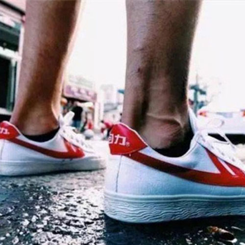 海新出一男鞋：叫回力鞋 配上踏春裤 满大街这样穿 火爆秋冬