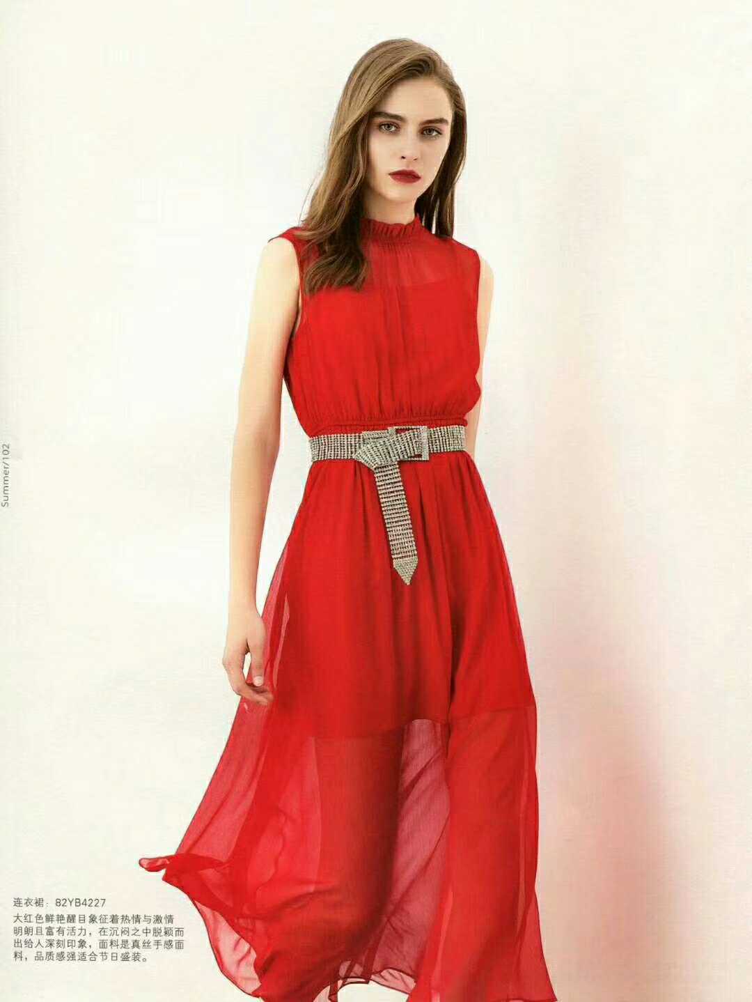 品牌折扣女装 衣佰芬随着时尚之笔撰写都市的气质