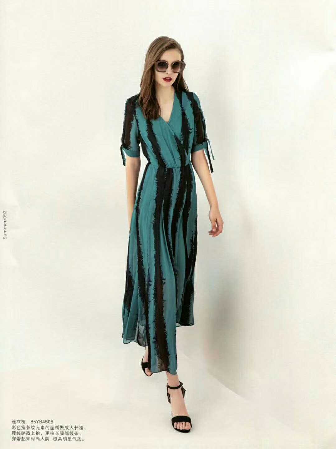 品牌折扣女装 衣佰芬简约穿搭展现个性风范