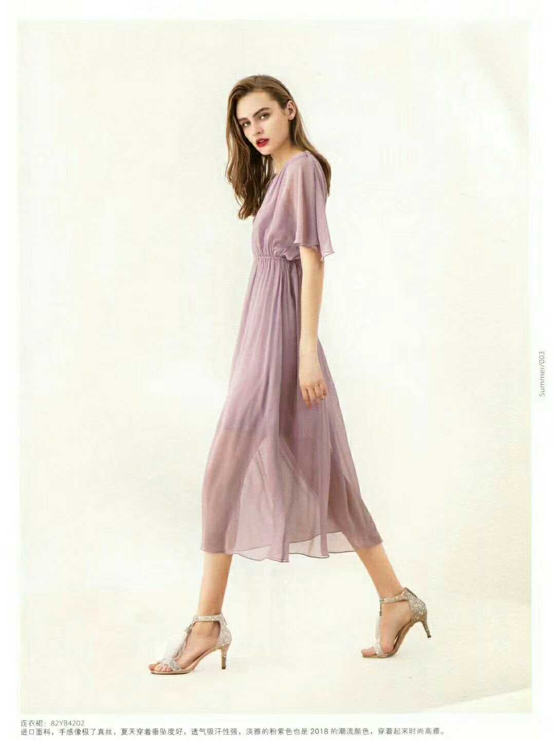 品牌折扣女装 衣佰芬简约穿搭展现个性风范