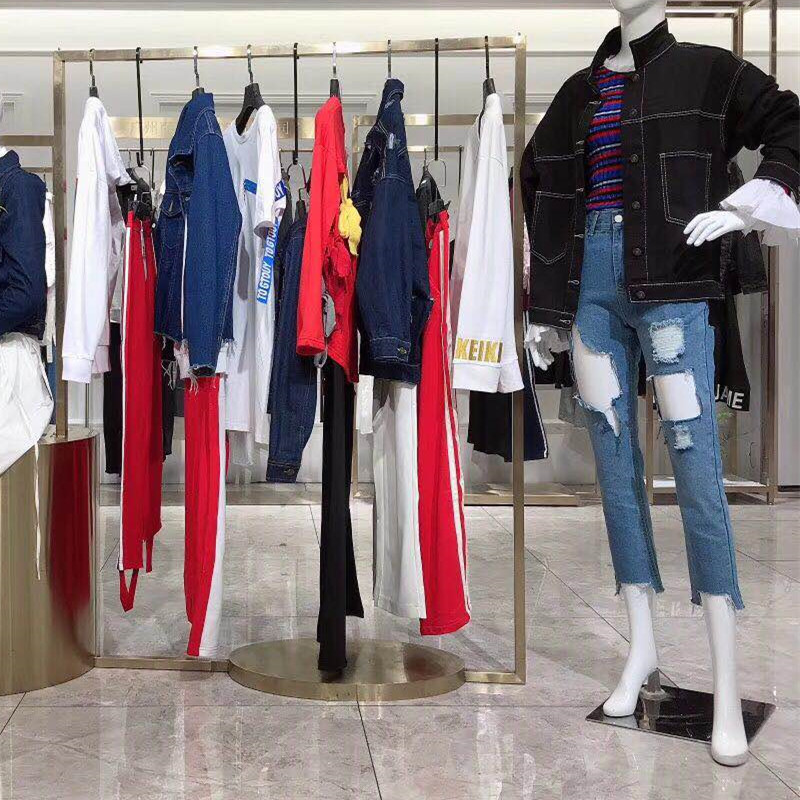 品牌折扣女装店创业，荣誉属于团队