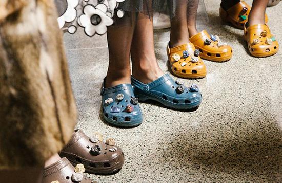 Christopher Kane与Crocs合作推出的洞洞鞋 图片来源：Christopher Kane