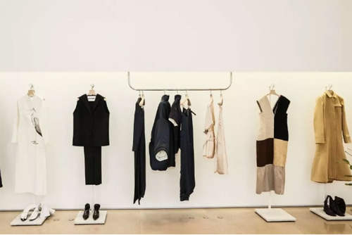 女装店秋冬色彩陈列：2个要点+3个区域+8个技巧！(图2)