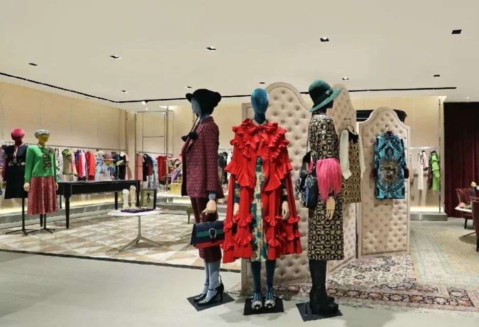 看看别人家的服装店陈列，你家只能叫整理干净！(图18)