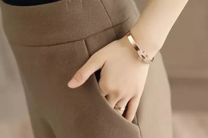 【贝珞茵】女人再美，出门别穿裙子，冻腿！毛呢套装+小皮靴，洋气又保暖