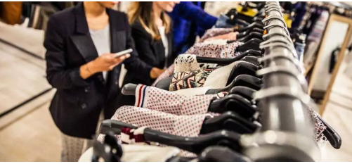 顾客说：别跟着我，我自己看！导购应该怎么办？