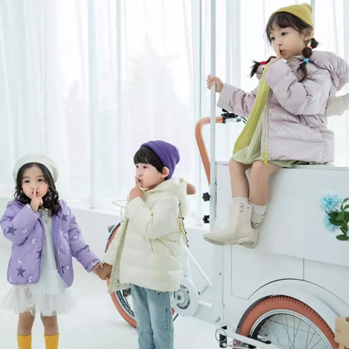 羽成扉给宝宝们准备了好看又温暖的羽绒服