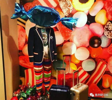 圣诞节服装店橱窗陈列怎么做 2大陈列秘籍送给你!(图16) 圣诞节服装店橱窗陈列怎么做 2大陈列秘籍送给你!(图16)