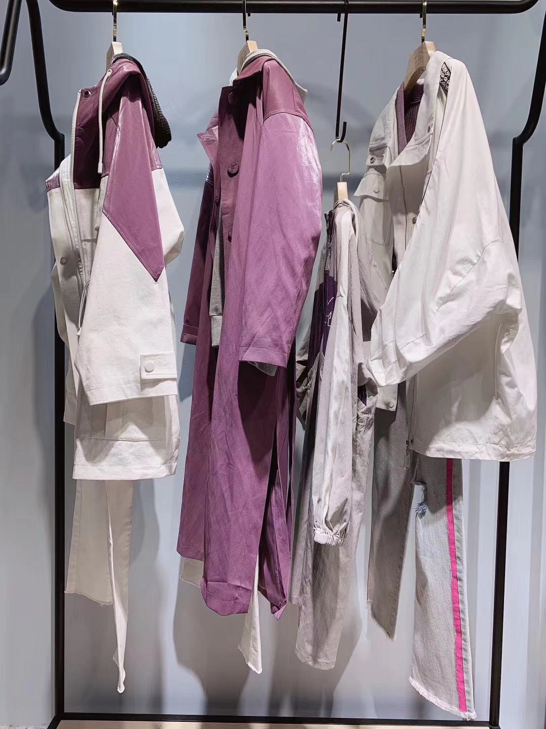 华丹尼品牌女装折扣货源里的星光璀璨