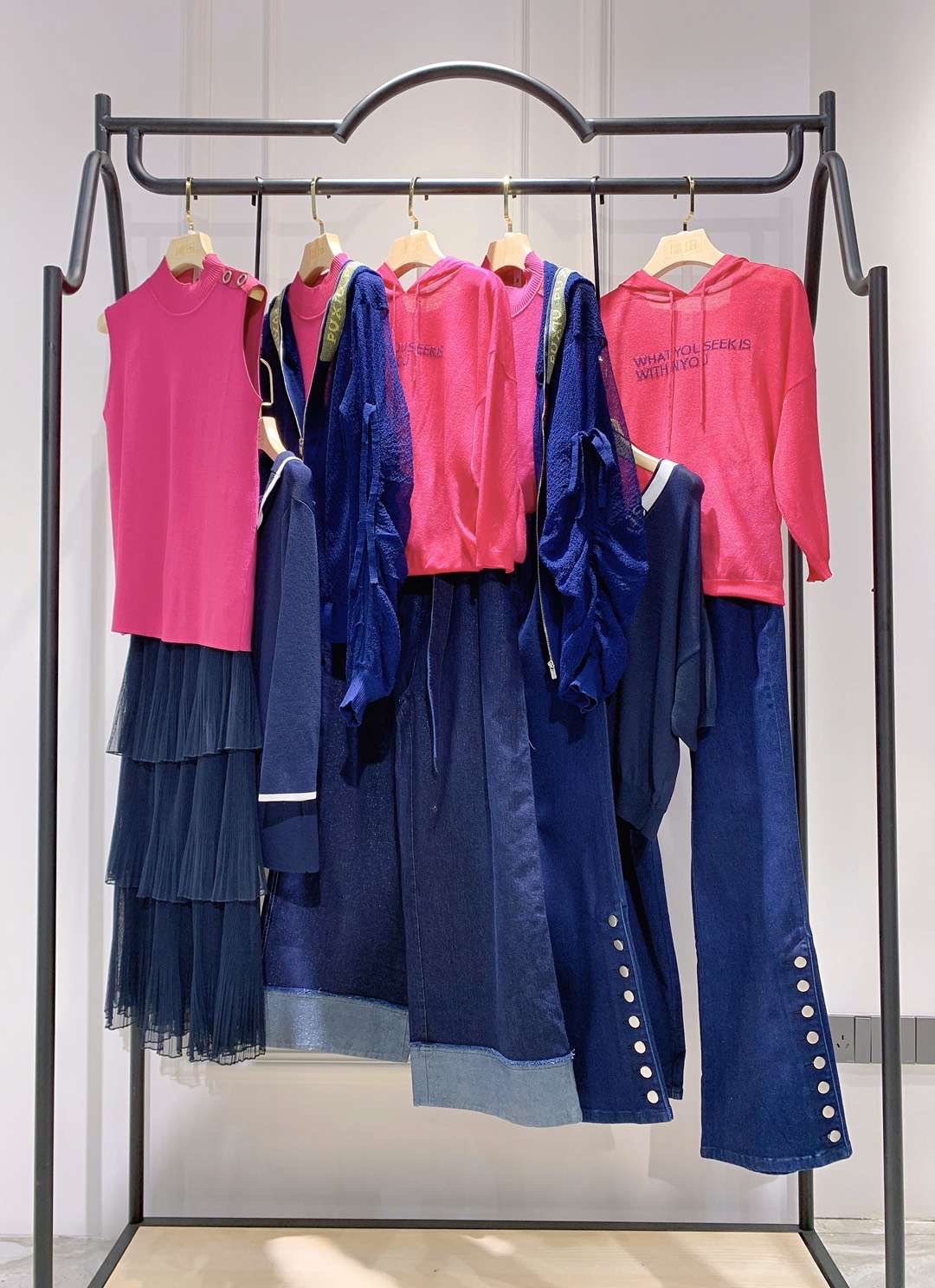 璞秀品牌折扣服饰女装店货源的现代浪漫