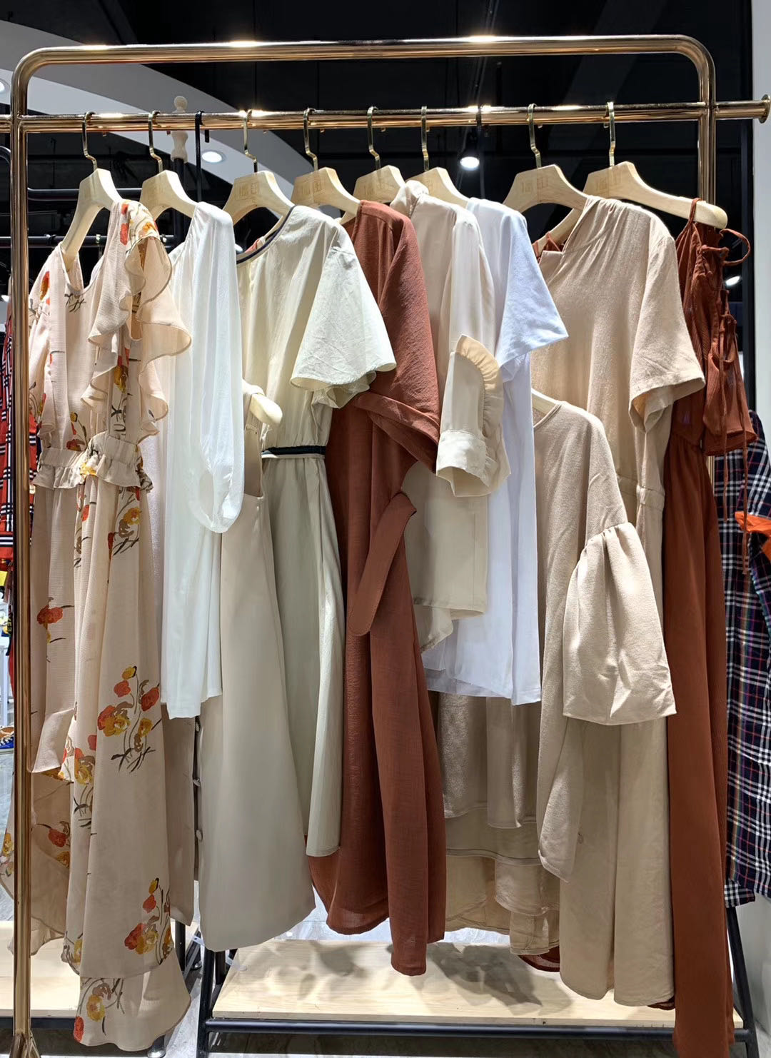 诗萌名牌女装折扣批发货源，自信都市魅力